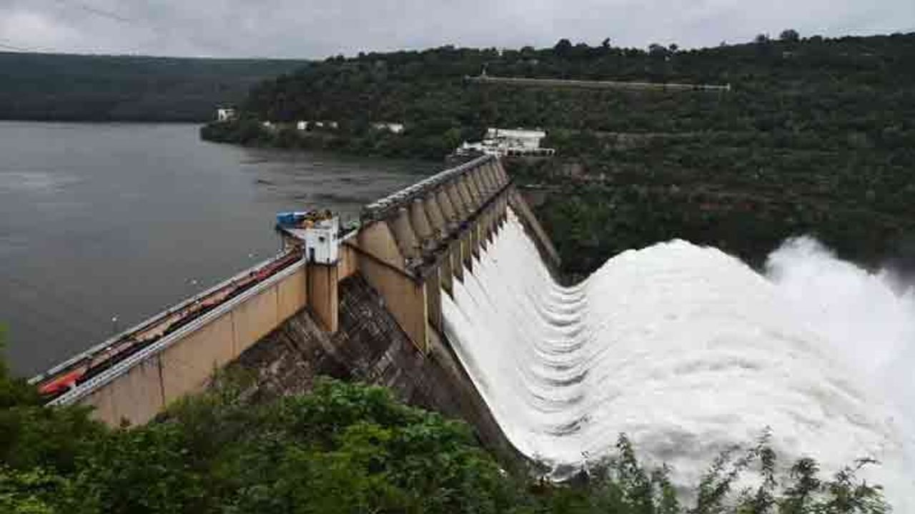 Srisailam dam: శ్రీశైలం డ్యాం వద్ద కనువిందు చేస్తున్న కొత్త అందాలు..  కృష్ణమ్మ పరవళ్లు చేసేందుకు పోటెత్తిన సందర్శకులు.. | Srisailam dam 10 gates  lifted due to ...