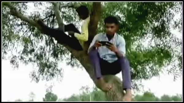 చెట్ల మీదే ఆన్ లైన్ తరగతులకు హాజరు.. మహారాష్ట్రలోని గ్రామాల్లో విద్యార్థుల అవస్థలు ..ఎప్పుడు మారేను ఈ స్థితి..?
