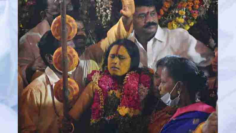 Lashkar Bonalu: ప్రతి ఒక్కరినీ నేను కాచుకుంటా.. ఆపద రానివ్వను.. భవిష్యవాణి వినిపించిన స్వర్ణలత