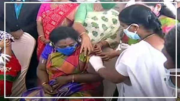 Governor Tamilisai: టీకానే మనకు ఆయుధం.. గిరిజనులతో కలిసి వ్యాక్సిన్ వేసుకున్న గవర్నర్ తమిళిసై..