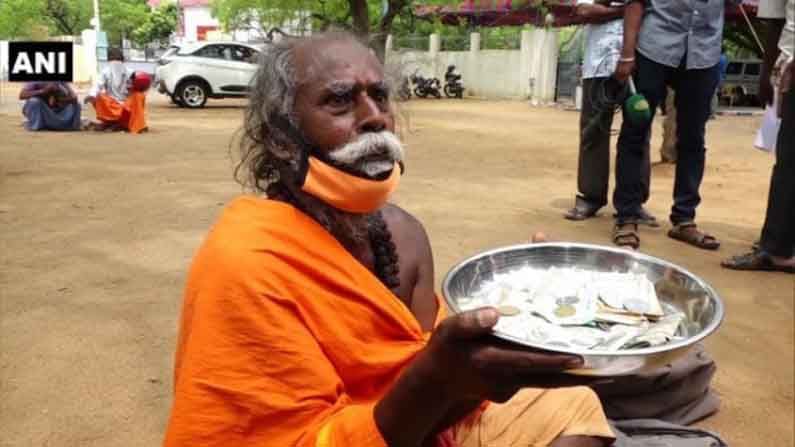 Beggar Donations: భిక్షాటన సొమ్ము కరోనా నివారణ, విద్యార్థుల చదువులకు సాయం.. దానశీలిగా మారిన వృద్దుడు