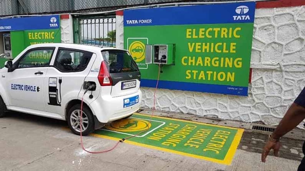 EV Charging Points: దేశంలో ఎలక్ట్రిక‌ల్ వాహ‌నాల (ఈవీ) వినియోగం పెంచే దిశ‌గా మ‌రో కీల‌క అడుగు ప‌డింది. ఇప్పటికే ఈ వాహ‌నాల త‌యారీలో దూకుడు పెంచిన టాటా కంపెనీ.. వాహ‌నాలకు అవ‌స‌ర‌మైన ఛార్జింగ్ పాయింట్లపై ప్రత్యేక దృష్టి సారించింది. ఇందుకోసం హిందుస్థాన్ పెట్రోలియం కార్పొరేష‌న్‌ లిమిటెడ్ (హెచ్‌పీసీఎల్‌)తో భాగ‌స్వామ్యం కుదుర్చుకుంది. 