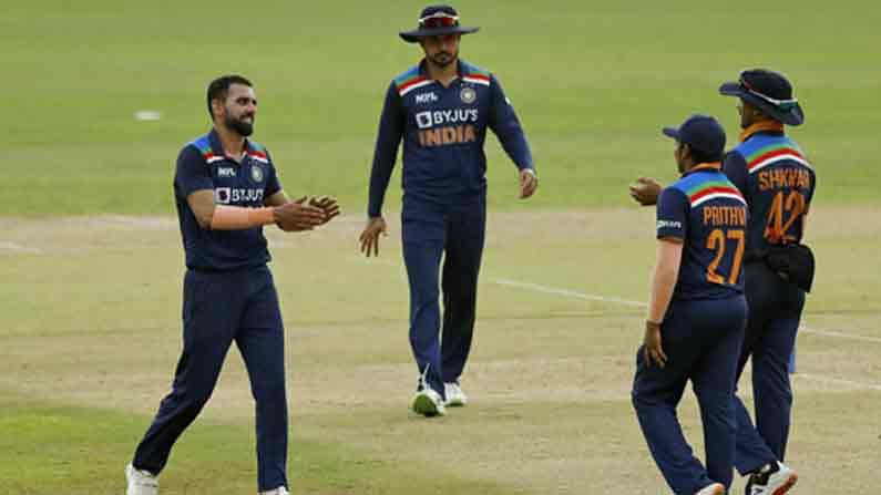 IND vs SL 1st ODI : శిఖర్ సేన లక్ష్యం 263 పరుగులు.. రాణించిన యువ బౌలర్లు.. చివర్లో చెలరేగిన కరుణరత్నె