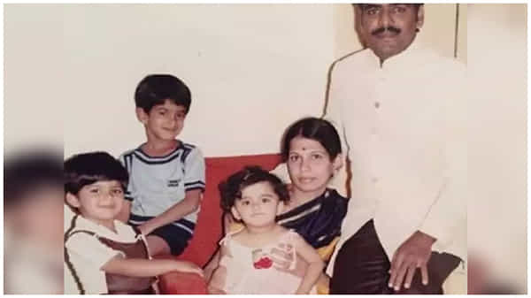 Viral Pic: ఈ ఫోటోలో చిన్నారి ఇప్పుడొక స్టార్ హీరోయిన్.. టాలీవుడ్ను ఏలుతోంది.. ఈమెవరో గుర్తుపట్టారా!