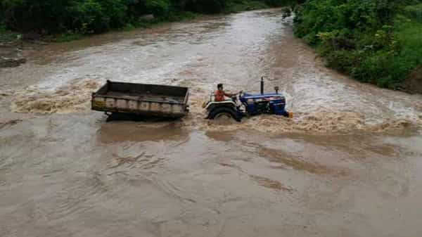 Floods: ప్రాణాల మీదకు తీసుకొచ్చిన డ్రైవర్ తొందరపాటు.. ఉధృతంగా ప్రవహిస్తోన్న వాగులో ఇరుక్కుపోయిన ట్రాక్టర్.. చివరకు..