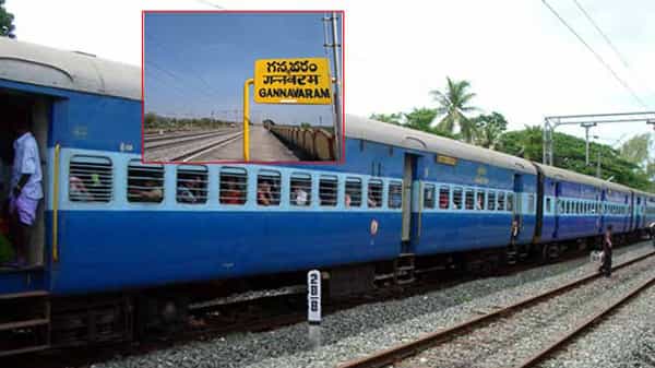Krishna District: రన్నింగ్ ట్రైన్కు వేలాడుతూ కనిపించిన గొర్రె.. ఏం జరిగిందా అని ఆరా తీయగా షాక్