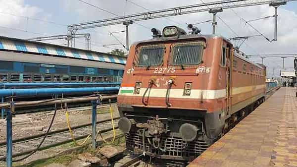 Station Master: రైల్వే స్టేషన్లో తప్పతాగి గుర్రుపెట్టాడు.. వరుసగా ఆగిన రైళ్ళు.. ఆ తరువాత ఏం జరిగిందంటే..