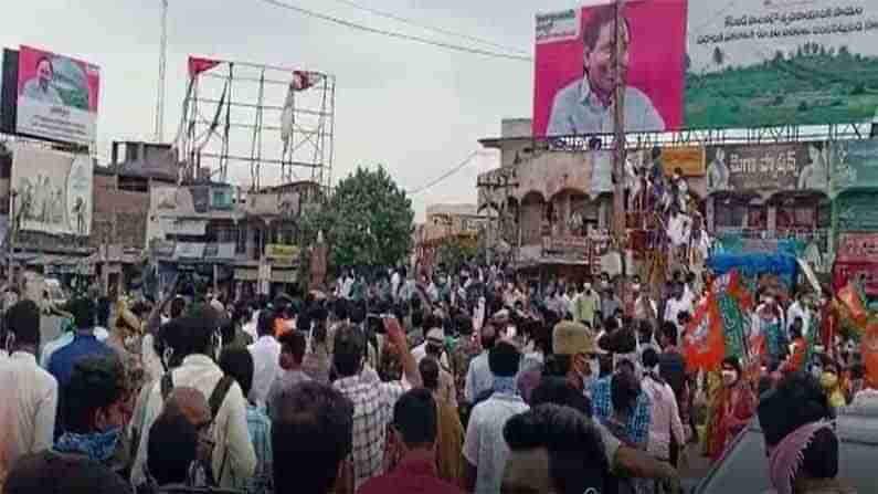 TRS-BJP Clashes: హుజూరాబాద్లో టీఆర్ఎస్-బీజేపీ వర్గాల తోపులాట.. ఇరువర్గాల మధ్య ఘర్షణతో పరిస్థితి ఉద్రిక్తం..!