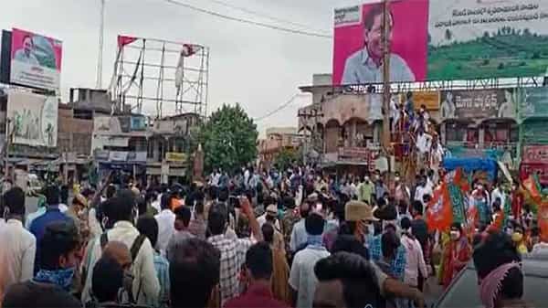 TRS-BJP Clashes: హుజూరాబాద్లో టీఆర్ఎస్-బీజేపీ వర్గాల తోపులాట.. ఇరువర్గాల మధ్య ఘర్షణతో పరిస్థితి ఉద్రిక్తం..!