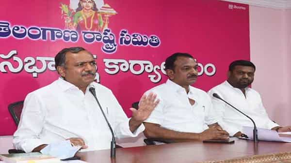TRS MLAs Fire on Revanth: మమ్ములను రాళ్లతో కొడితే నిన్ను చెప్పులతో కొడుతారు.. పీసీసీ చీఫ్ రేవంత్రెడ్డిపై టీఆర్ఎస్ ఎమ్మెల్యే ఫైర్