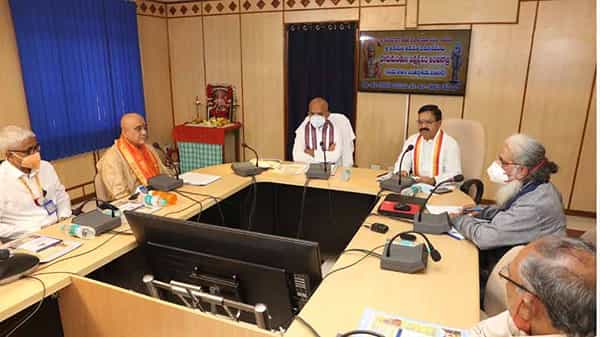 TTD Herbal products: దేశీయ గోవుల పంచగవ్యాలతో హెర్బల్ ప్రొడక్ట్స్ తయారీ వేగవంతం : టీటీడీ ఈవో జవహర్ రెడ్డి
