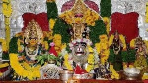 Lashkar Bonalu:  బోనమెత్తిన భాగ్య నగరం..బారులు తీరిన జనం, జాతరలో ఆకట్టుకుంటున్న పోతురాజు విన్యాసాలు