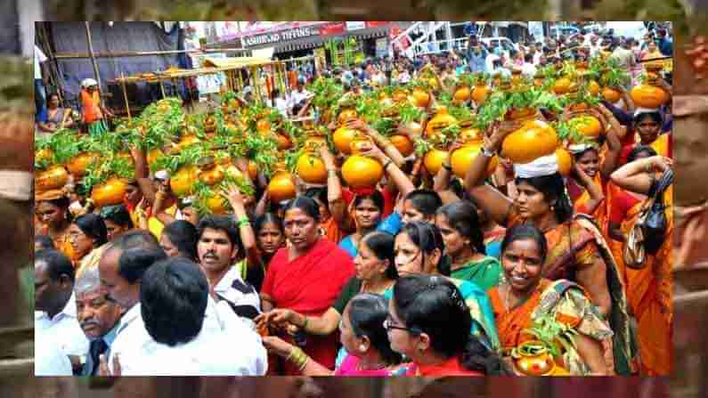 Bonala Jatara: బోనమెత్తిన ఉజ్జయిని.. బంగారు బోనం సమర్పించిన మంత్రి తలసాని