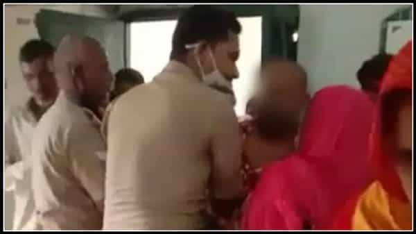 యూపీలోవ్యాక్సినేషన్ సెంటర్ లో పోలీసుల దాష్టీకం.. యువకుని ఆత్మహత్య..అయిదుగురు ఖాకీలపై కేసు