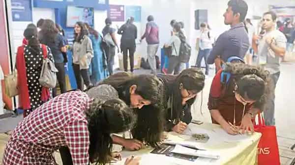 Foreign Students: అమెరికాలోని విదేశీ విద్యార్థులకు షాక్.. ఓపీటీ ప్రోగ్రామ్ రద్దుపై బిల్లు.. పాసైతే భారతీయ యువతపై భారీ ప్రభావం