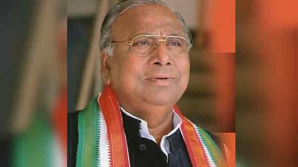 V Hanumantha Rao: ముఖ్యమంత్రి కేసీఆర్పై వీహెచ్ ప్రశంసల జల్లు.. అంతలోనే విమర్శల వాక్బాణాలు..