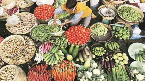 Vegetable Price Rise: వర్షాలకు దెబ్బతిన్న పంటలు.. నాన్వెజ్ ధరలతో పోటీపడుతూ కొండెక్కుతున్న కూరగాయల ధరలు..