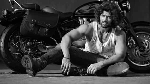 Vijay Devarakonda : కొత్త లుక్తో అదరగొడుతున్న విజయ్ దేవరకొండ..! భారీ కండలు, పొడవాటి జుట్టుతో వైరల్ అవుతున్న ఫొటో..