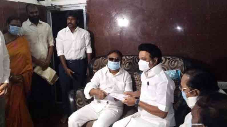 అయితే ఆయన ఆరోగ్యం గురించి పరిశీలించడానికి వెళితే ఈ సమావేశంలో విజయకాండ్ కరోనా రిలీఫ్ ఫండ్ కోసం రూ .10 లక్షలను ముఖ్యమంత్రికి అందజేసి షాక్ ఇచ్చారు.