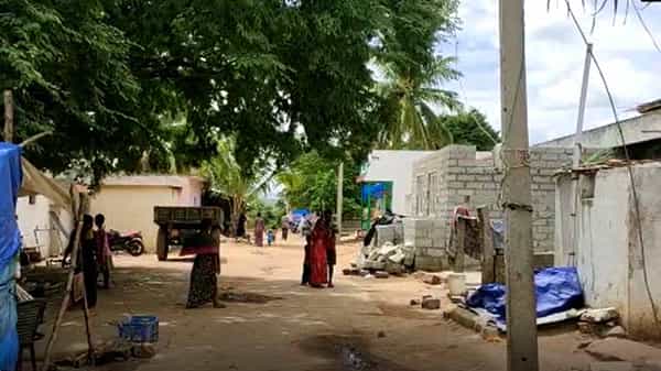 Chilakavari Palli : అర్థరాత్రి వేళ భీకర శబ్దాలతో ఉలిక్కిపడుతోన్న పల్లె.. దినదిన గండంగా బ్రతుకులు