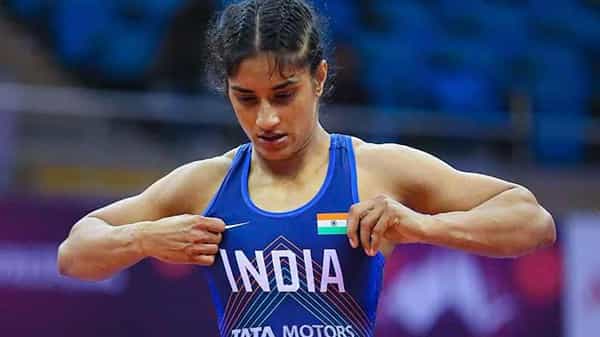 Vinesh Phogat: టోక్యో ప్లైట్ మిస్ చేసుకున్న రెజ్లర్ వినేష్ ఫొగెట్.. సమస్య పరిష్కారం అయిందంటున్న ఐఓఏ