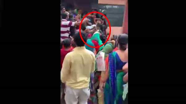 Viral Video: కరోనా వ్యాక్సీన్ కోసం క్యూలో నిల్చున్న మహిళలు.. అంతలో ఊహించని సీన్.. వైరల్ అవుతున్న వీడియో..