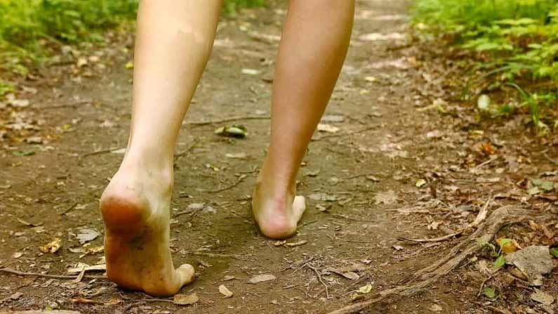 Walking Barefoot:  కాళ్లకు చెప్పులు, షూ లేకుండా ఉత్త కాళ్లతో నడిచే నడక ఆరోగ్యానికి మంచిది.. ఎందుకంటే