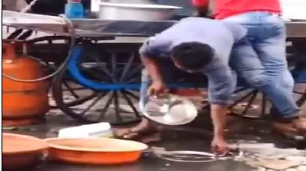 Viral Video: మురికినీటితో ప్లేట్లను కడుగుతున్న వ్యాపారి.. వీడియో చూస్తే నోరెళ్లబెట్టాల్సిందే.!