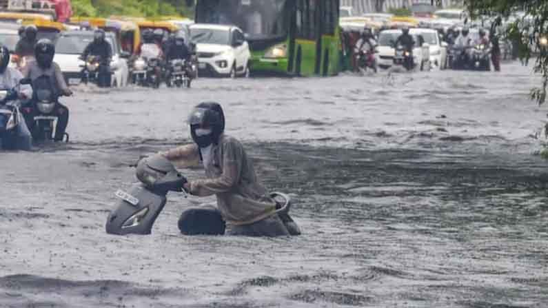 Weather Report: కుండపోత వర్షానికి తడిసిన తెలుగు రాష్ట్రాలు.. మరో మూడు రోజులపాటు వానలు.. పలు జిల్లాల్లో భారీ నుంచి అతిభారీ వర్షాలు..!