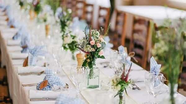 Newly Wedding Couple: ఓ పెళ్లికి వెళ్లిన అతిథులకు వింత అనుభవం.. గెస్టులతో అంట్లు తోమించిన కొత్త జంట..
