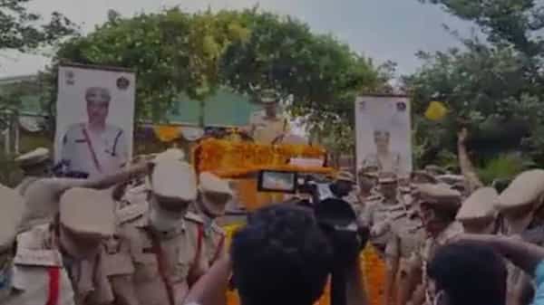 Super Police: ఏపీలో నెవ్వర్ బిఫోర్.. పోలీస్ బాస్కు గ్రాండ్గా సెండాఫ్.. రోడ్లన్నీ పూలమయం