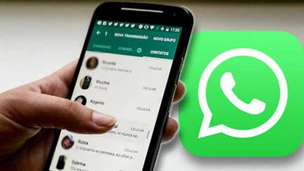 WhatsApp: వాట్సాప్ గ్రూపులో సెమీ న్యూడ్ ఫోటో అప్ లోడ్ చేసిన టీచర్.. తర్వాత ఏమైందంటే..