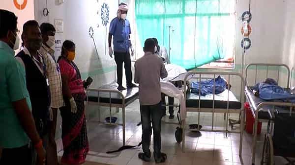 Negligence: హృదయవిదారక ఘటన.. ప్రభుత్వ ఆసుపత్రి సిబ్బంది నిర్లక్ష్యానికి పరాకాష్ట.. రోగుల మధ్యలోనే మహిళ మృతదేహం..!?