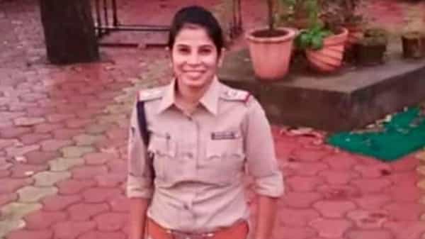 Female SI Suicide: పెళ్లి కావడం లేదంటూ మహిళా ఎస్ఐ బలవన్మరణం.. విషం తాగిన అధికారిణి..