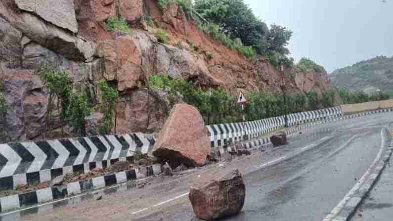 Yadadri temple: యాదాద్రి ఘాట్‌రోడ్డులో విరిగిపడ్డ కొండచరియలు.. రాకపోకలకు అంతరాయం..