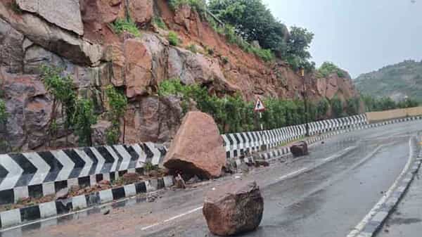 Yadadri temple: యాదాద్రి ఘాట్రోడ్డులో విరిగిపడ్డ కొండచరియలు.. రాకపోకలకు అంతరాయం..