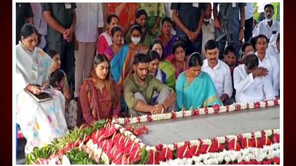 YSR Jayanti-YS Sharmila: మహానేతకు విజయమ్మ, షర్మిల నివాళులు.. YSR ఘాట్ వద్ద ప్రత్యేక ప్రార్ధనలు..