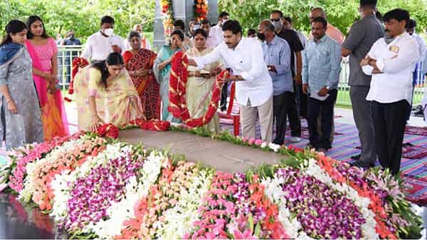 YS Sharmila: అన్న ఆశీర్వదిస్తారా ! ఆగ్రహిస్తారా ! షర్మిల పుట్టింటి ఆశీస్సులు తీసుకు వస్తారా? ఇడుపులపాయలో ఏం జరగబోతోంది?