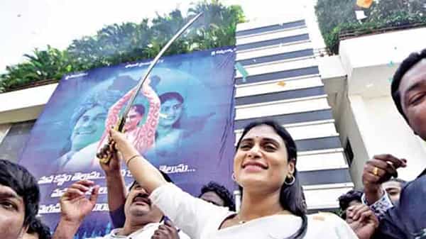 తెలంగాణ వ్యాప్తంగా ఉన్న వైఎస్ విగ్రహాల అలంకరణకు పిలుపు, పార్టీ ఆవిర్భావ పోస్టర్ ఆవిష్కరణ