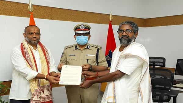 Yuga Tulasi: గోహత్యలకు వ్యతిరేకంగా యుగతులసి ఫౌండేషన్ పోరాటం.. గోహత్యలు జరక్కుండా చూడాలని DGPకి వినతిపత్రం