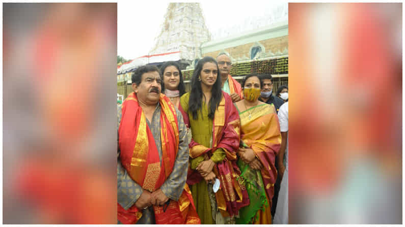 అనంతరం పీవీ సింధు ఆలయం బయట మీడియాతో మాట్లాడుతూ దేశంలోని యువ క్రీడాకారులకు ప్రోత్సాహించాల్సిన అవసరం ఎంతో ఉందని అన్నారు. 