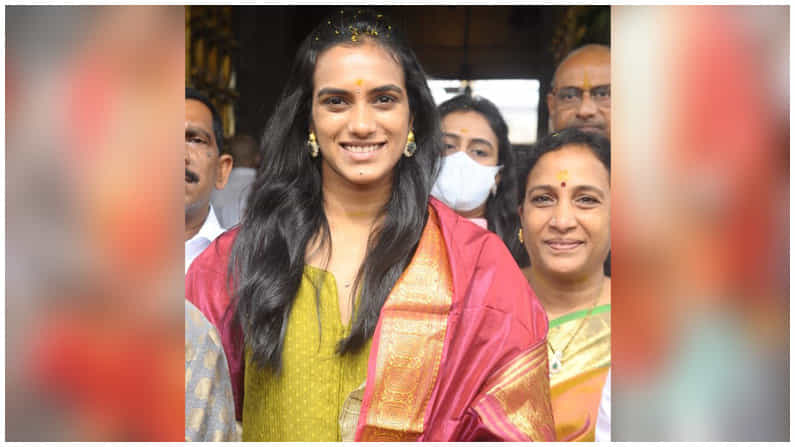 
ప్రజలందరూ కోవిడ్ మహమ్మారితో జాగ్రత్తగా ఉంటూ వ్యాక్సిన్ వేసుకోవాలని సింధు కోరారు.