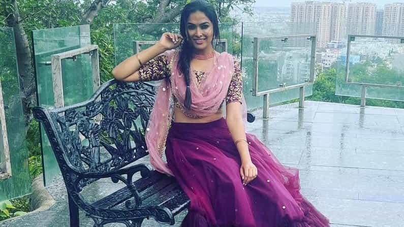 దివి. అప్పటివరకు సినిమాల్లో చిన్న చిన్న పాత్రలు చేస్తూ పెద్దగా గుర్తిపు తెచ్చుకొని ఈ చిన్నది ఒకే ఒక్క గేమ్ షో తో పాపులర్ అయ్యింది.