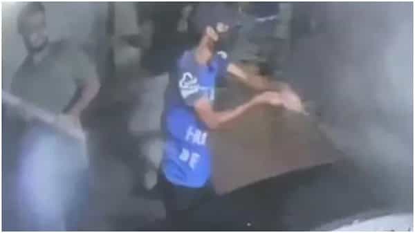 డ్యాన్స్ పార్టీకి అనుమతించనందుకు రెస్టారెంట్ పై 100 మంది వైద్య విద్యార్థుల దాడి..ఎక్కడంటే..?