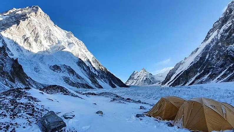 కే2 పర్వతాన్ని హిమాలయాల సైరన్గా సూచిస్తారు. 20 మందిలో ఒక పర్వతారోహకుడు మాత్రమే ఈ పర్వత శిఖరాన్ని అధిరోహించడంలో విజయం సాధిస్తారు. అందుకే దీనిని ప్రపంచంలోనే అత్యంత ప్రమాదకరమైన పర్వతంగా పిలుస్తారు. K2 మరణాల రేటు 25 శాతానికి పైగా ఉండగా ఎవరెస్ట్లో మరణాల రేటు 6.5 శాతం మాత్రమే.