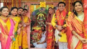 Govinda: చార్మినార్ భాగ్యలక్ష్మి అమ్మవారిని దర్శించుకున్న బాలీవుడ్ గోవిందుడు.. సతీమణితో కలిసి ప్రత్యేక పూజలు..