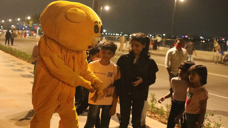 హైదరాబాద్ అంటే ముందుగా గుర్తొచ్చే వాటిలో ట్యాంక్బండ్ ఒకటి. టూరిజానికి కేరాఫ్ అడ్రస్గా ఉండే ట్యాంక్బండ్ తాజాగా మరింత అందాన్ని సంతరించుకుంది.