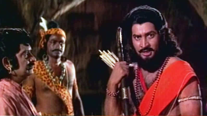 అల్లూరి సీతారామరాజు. మన్యం వీరుడు అల్లూరి కథతో తెరకెక్కిన ఈ సినిమా మంచి విజయన్నీఅందుకుంది. సూపర్ స్టార్ కృష్ణ నటించిన ఈ మూవీ బ్లాక్ బస్టర్ హిట్ అవ్వడంతోపాటు దేశభక్తి మరోసారి ఉప్పొంగేలా చేసింది.