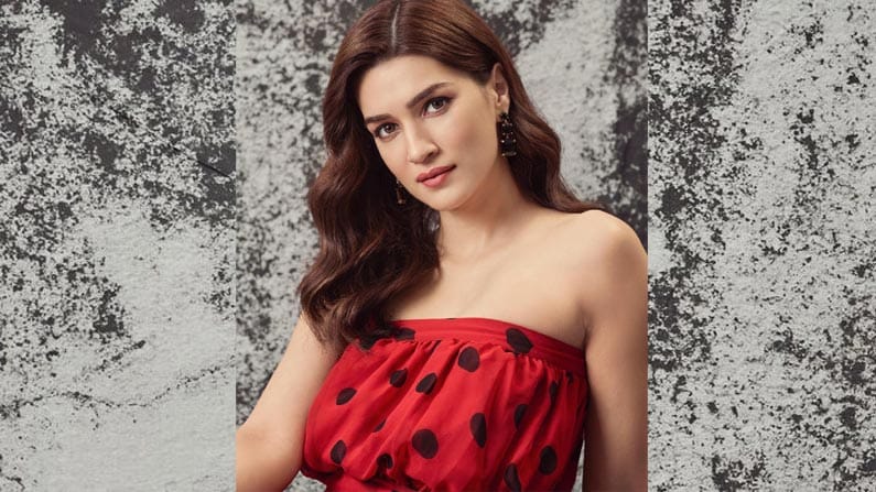 బాలీవుడ్ దర్శకుడు ఓం రౌత్ తెరకెక్కిస్తున్న ఈ సినిమాలో సీతగా కనిపించనుంది కృతి. ఇది పాన్ ఇండియా మూవీగా రిలీజ్ కానుంది.