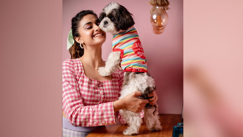  సూపర్ స్టార్ మహేష్ బాబు నటిస్తున్న సర్కారు వారిపాట సినిమాలో హీరోయిన్‌గా నటిస్తుంది కీర్తి సురేష్. ఈ సినిమాతో మొదటిసారిగా మహేష్‌తో జతకడుతుంది ఈ చిన్నది. 